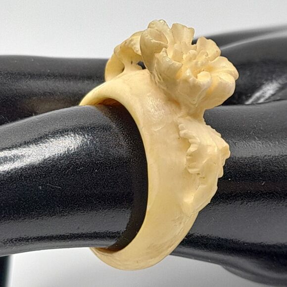 VINTAGE CARVED FLOWER CELLULOID RING US SIZE 8 - Picture 1 of 11